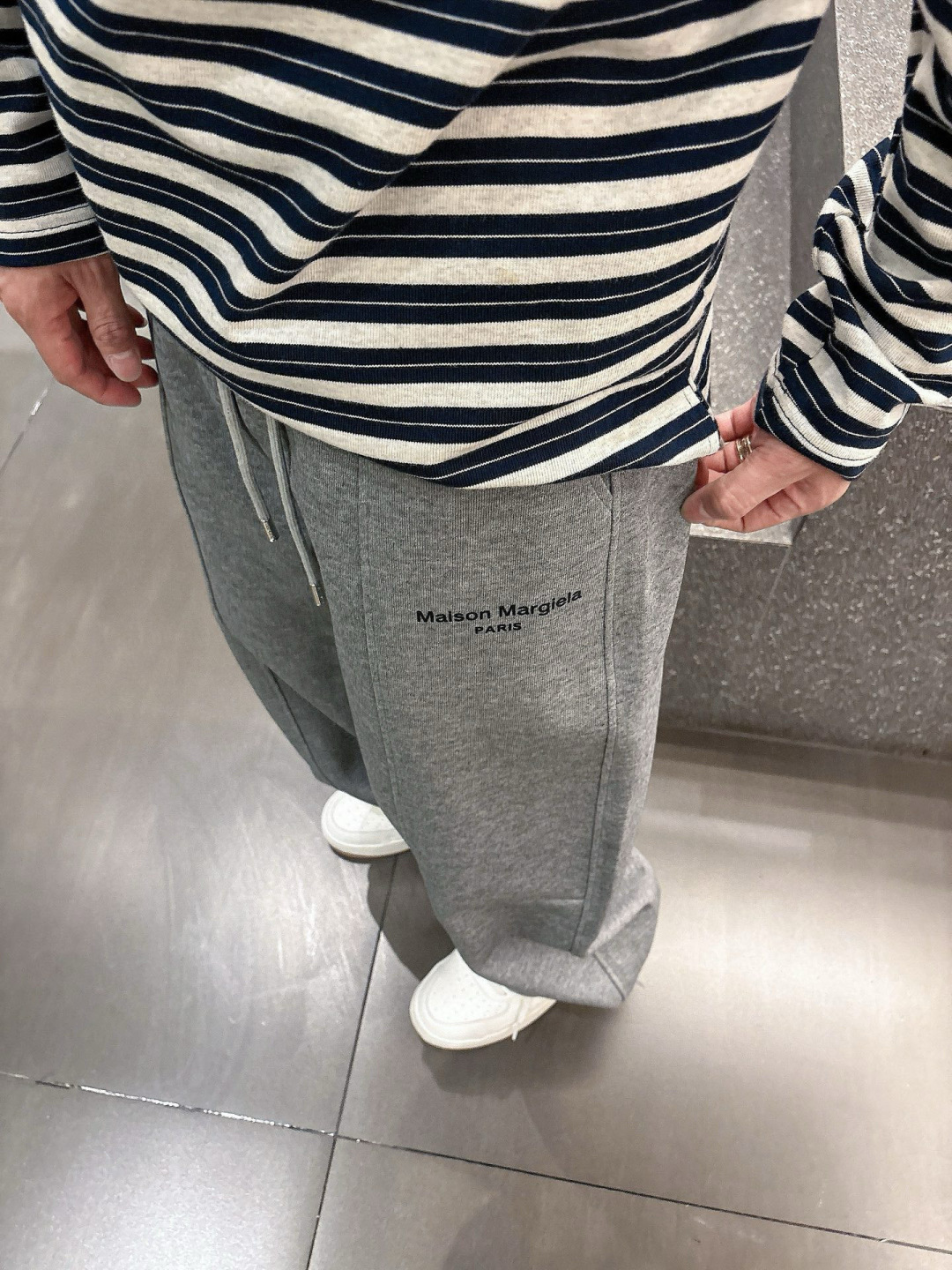 马吉拉🔥新款休闲裤，采用双纱精棉面料，裤子侧向饰有logo字母设计，辨识度颇为鲜明，弹性松紧腰边抽绳束脚