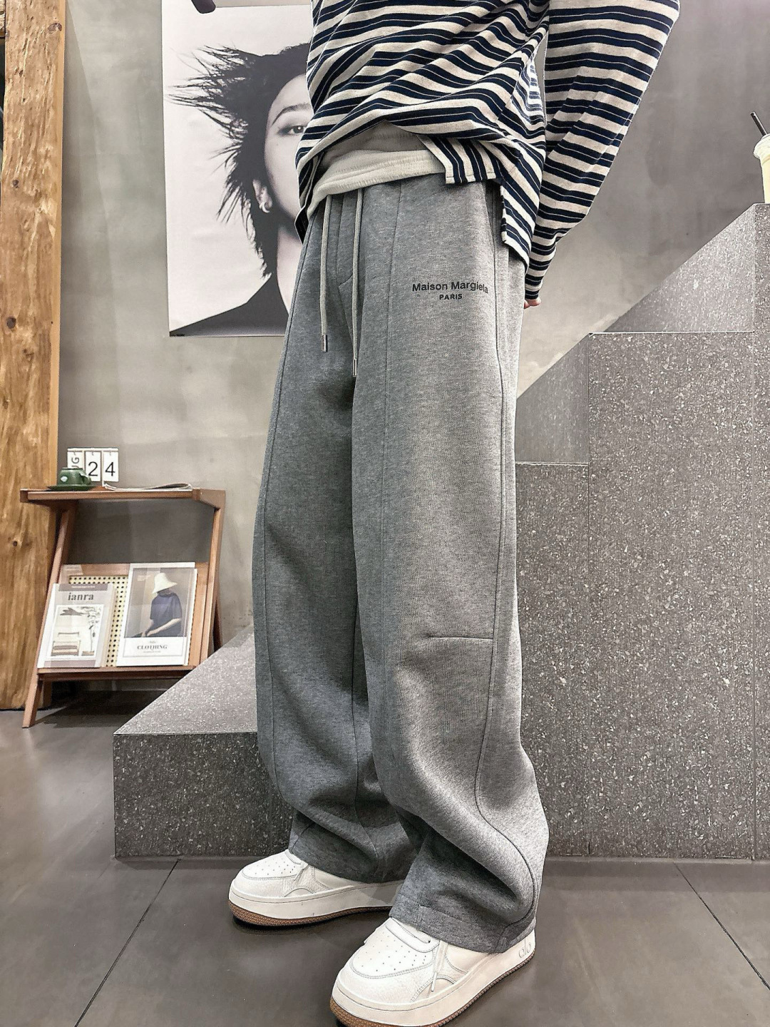 马吉拉🔥新款休闲裤，采用双纱精棉面料，裤子侧向饰有logo字母设计，辨识度颇为鲜明，弹性松紧腰边抽绳束脚