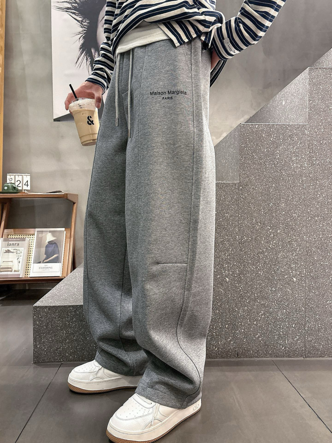 马吉拉🔥新款休闲裤，采用双纱精棉面料，裤子侧向饰有logo字母设计，辨识度颇为鲜明，弹性松紧腰边抽绳束脚