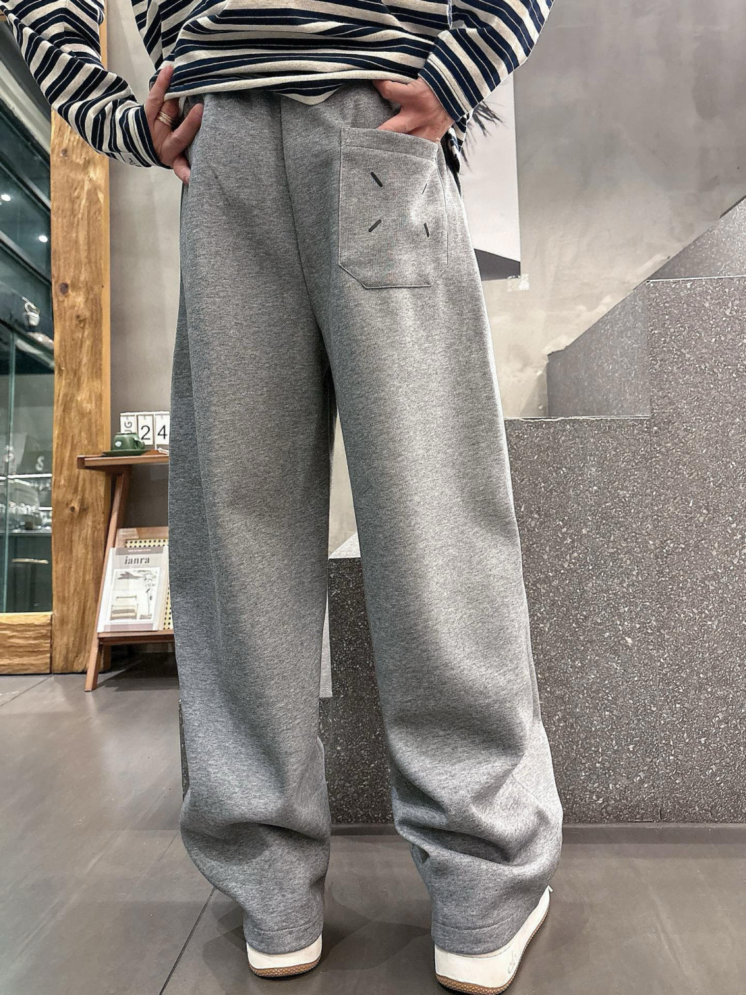 马吉拉🔥新款休闲裤，采用双纱精棉面料，裤子侧向饰有logo字母设计，辨识度颇为鲜明，弹性松紧腰边抽绳束脚