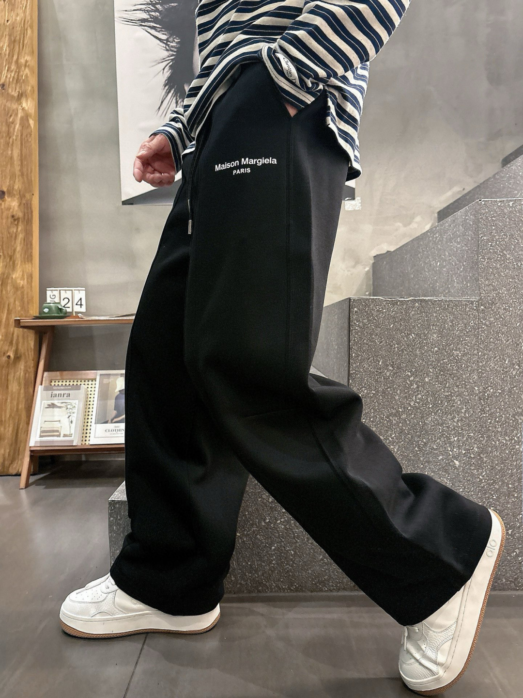 马吉拉🔥新款休闲裤，采用双纱精棉面料，裤子侧向饰有logo字母设计，辨识度颇为鲜明，弹性松紧腰边抽绳束脚