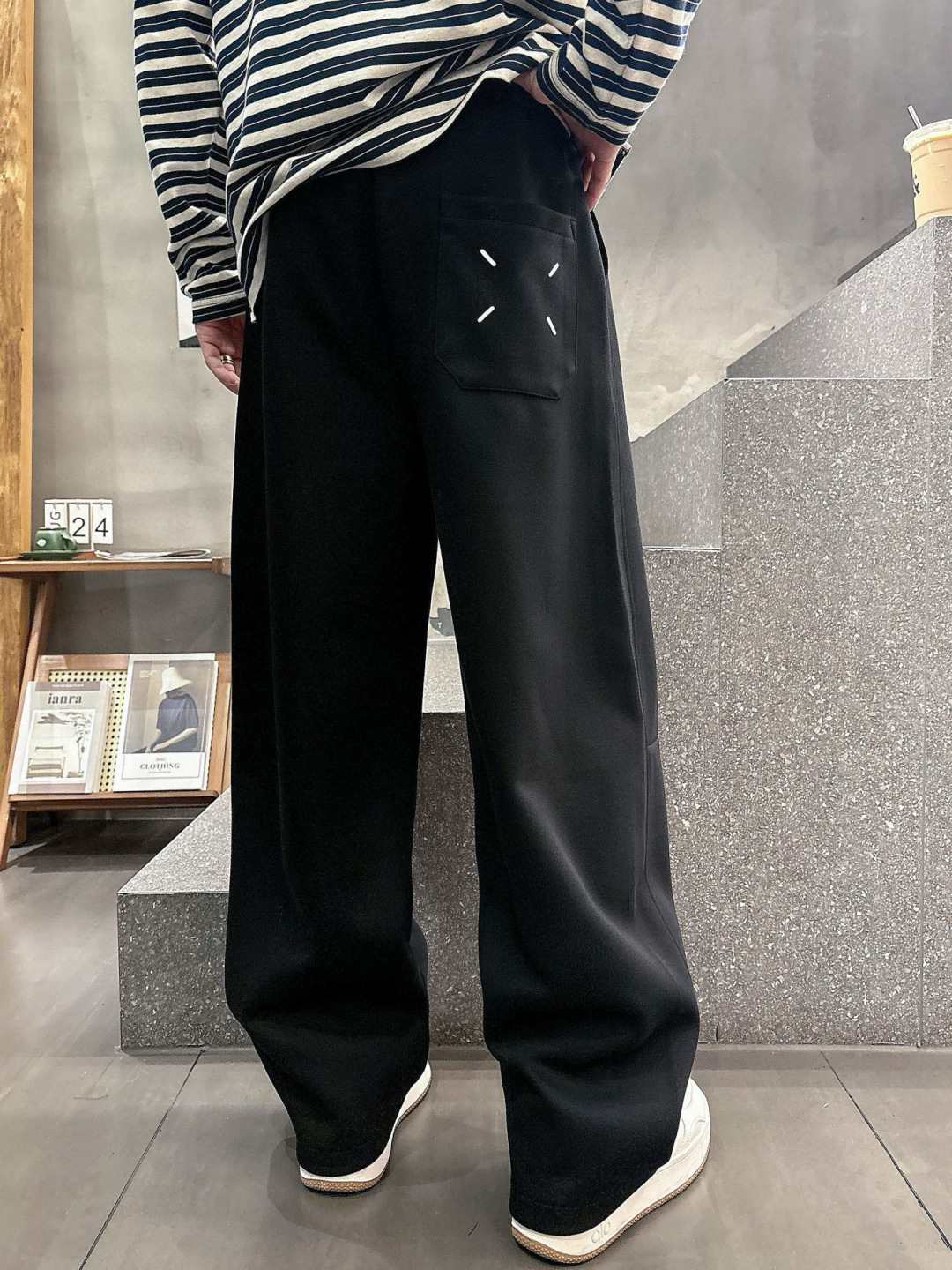 马吉拉🔥新款休闲裤，采用双纱精棉面料，裤子侧向饰有logo字母设计，辨识度颇为鲜明，弹性松紧腰边抽绳束脚