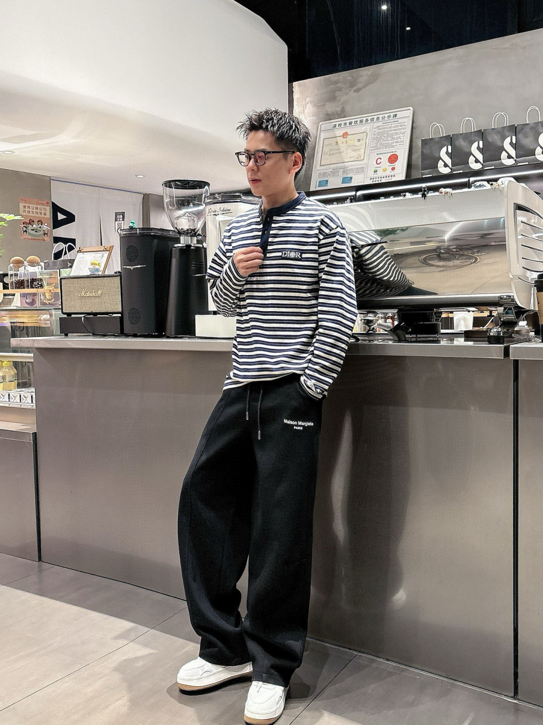 马吉拉🔥新款休闲裤，采用双纱精棉面料，裤子侧向饰有logo字母设计，辨识度颇为鲜明，弹性松紧腰边抽绳束脚