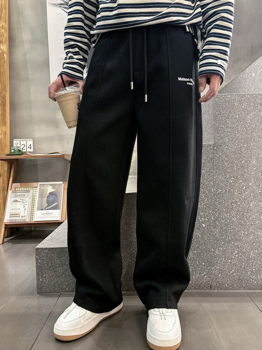 马吉拉🔥新款休闲裤，采用双纱精棉面料，裤子侧向饰有logo字母设计，辨识度颇为鲜明，弹性松紧腰边抽绳束脚