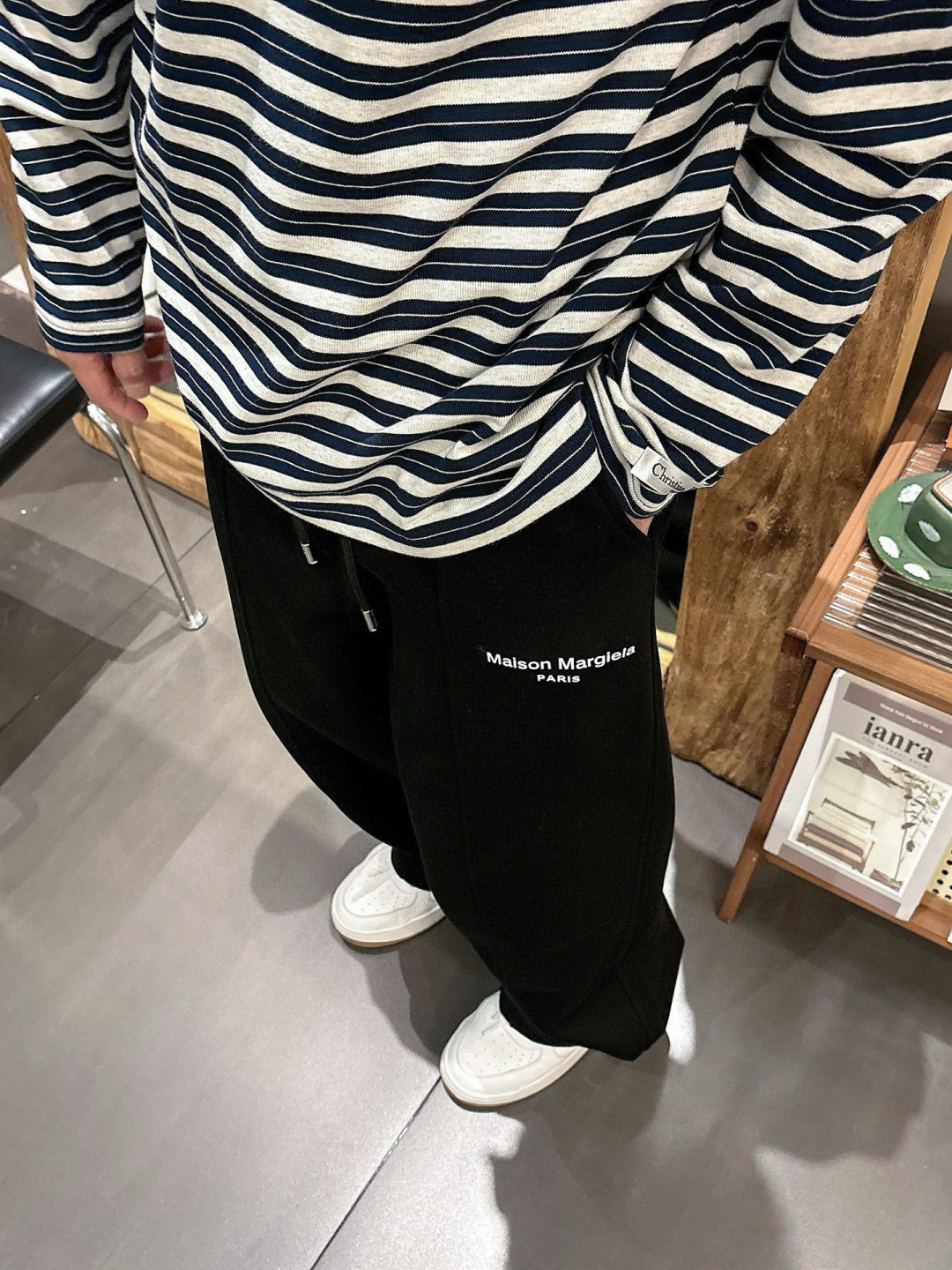 马吉拉🔥新款休闲裤，采用双纱精棉面料，裤子侧向饰有logo字母设计，辨识度颇为鲜明，弹性松紧腰边抽绳束脚