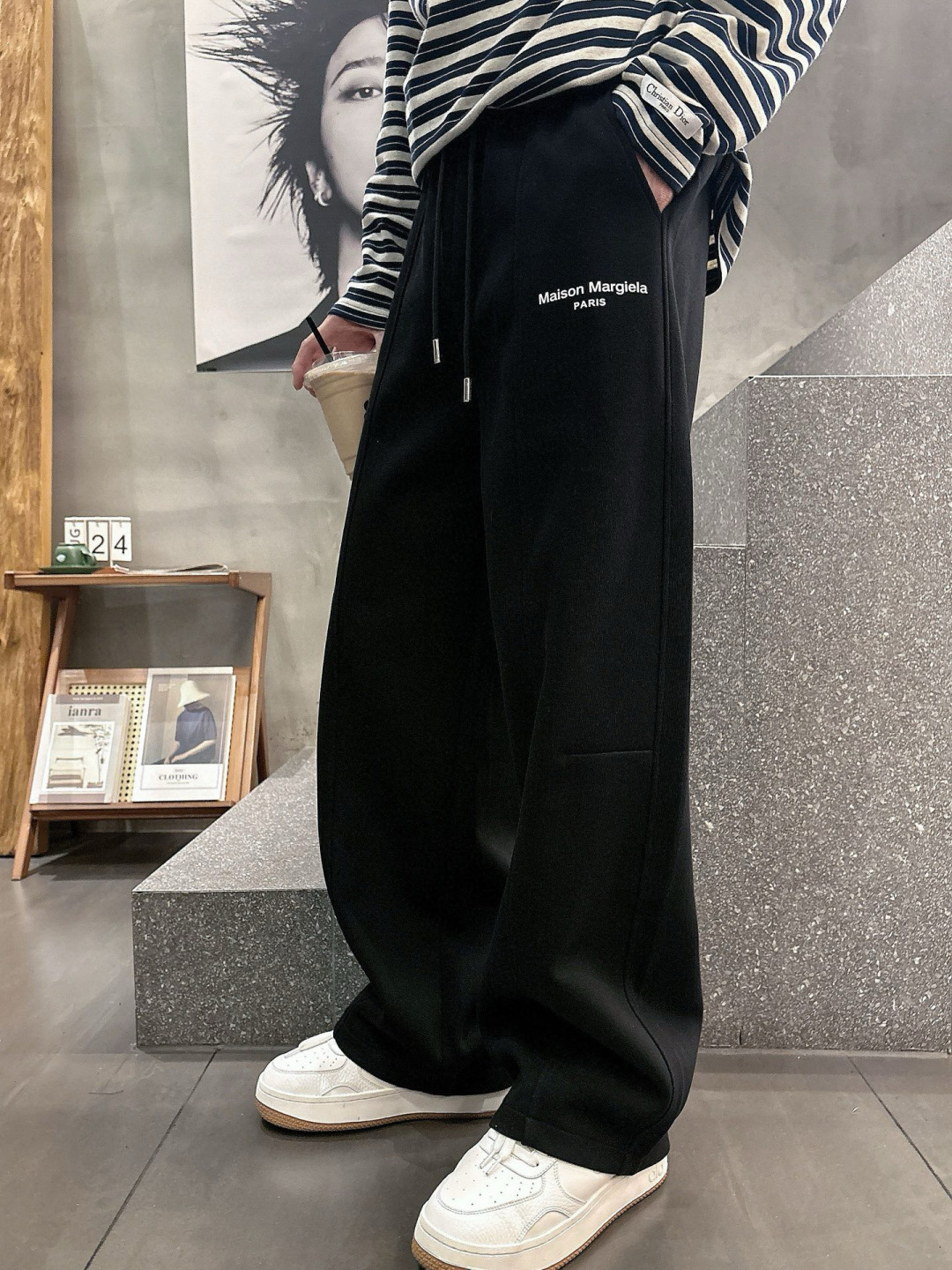 马吉拉🔥新款休闲裤，采用双纱精棉面料，裤子侧向饰有logo字母设计，辨识度颇为鲜明，弹性松紧腰边抽绳束脚