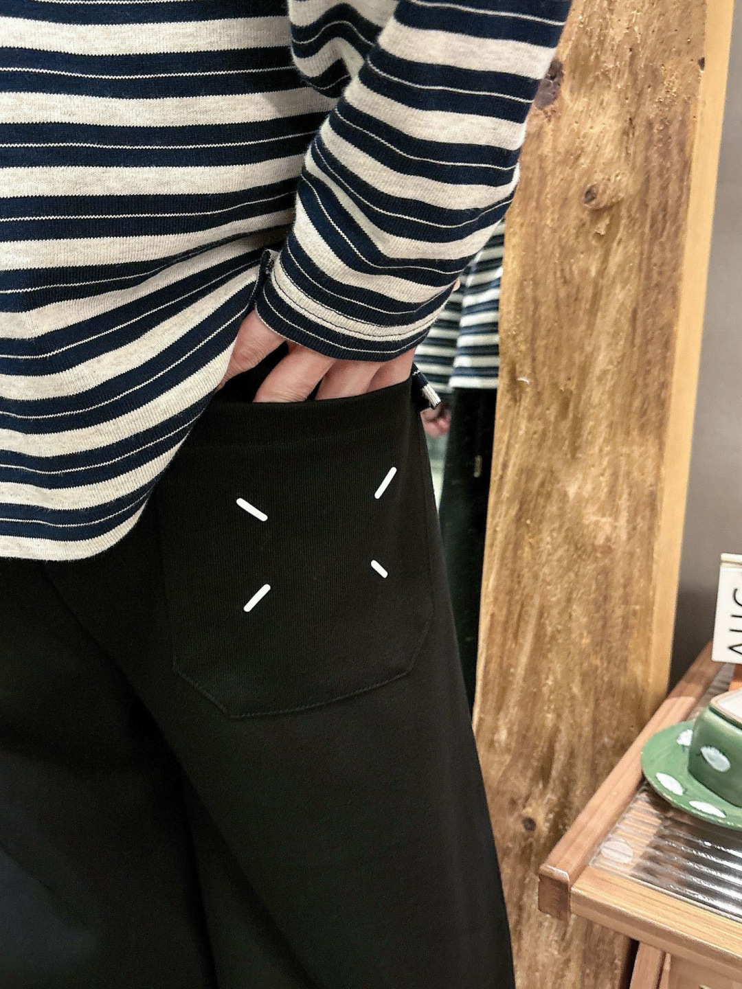 马吉拉🔥新款休闲裤，采用双纱精棉面料，裤子侧向饰有logo字母设计，辨识度颇为鲜明，弹性松紧腰边抽绳束脚