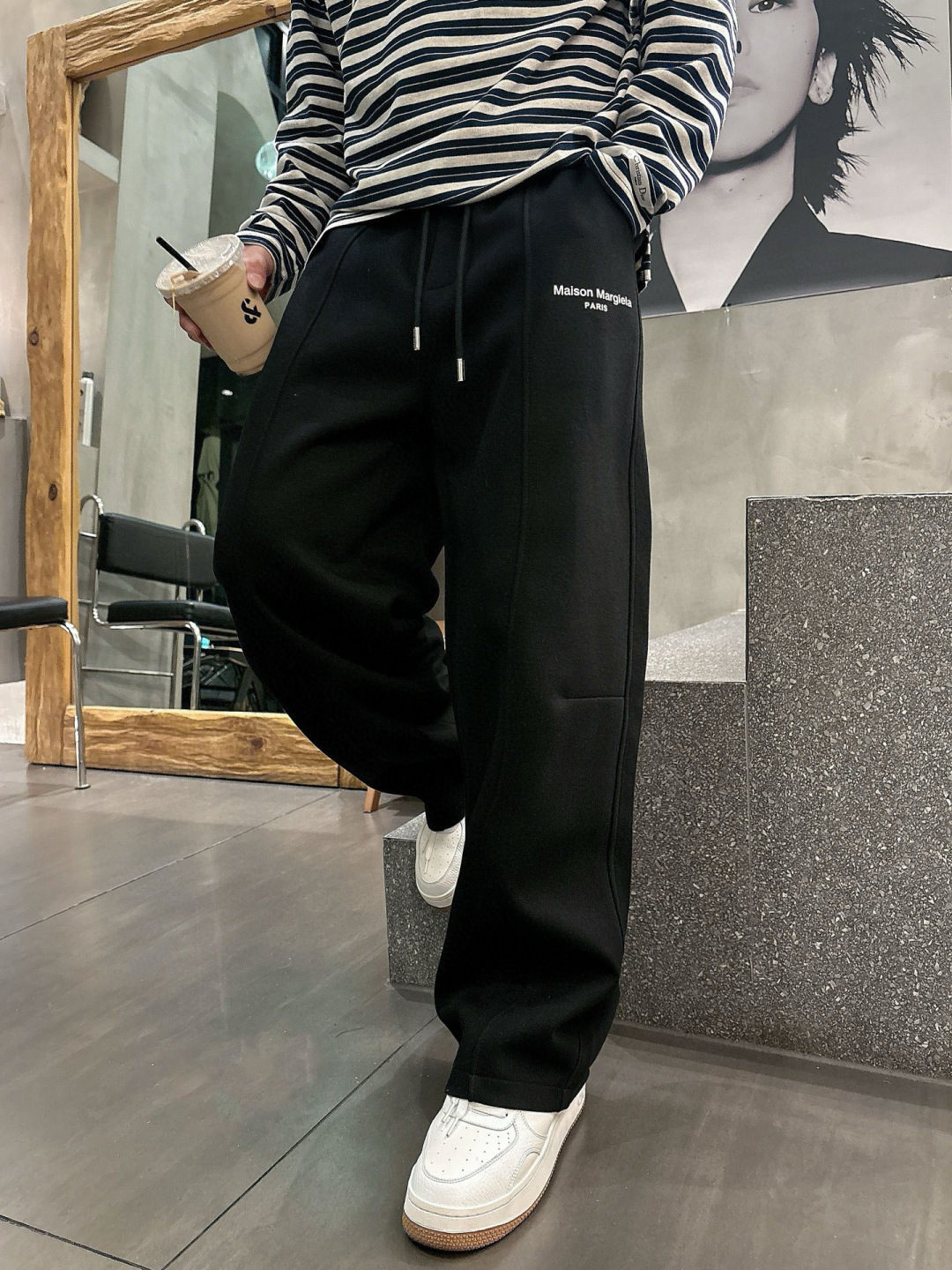 马吉拉🔥新款休闲裤，采用双纱精棉面料，裤子侧向饰有logo字母设计，辨识度颇为鲜明，弹性松紧腰边抽绳束脚