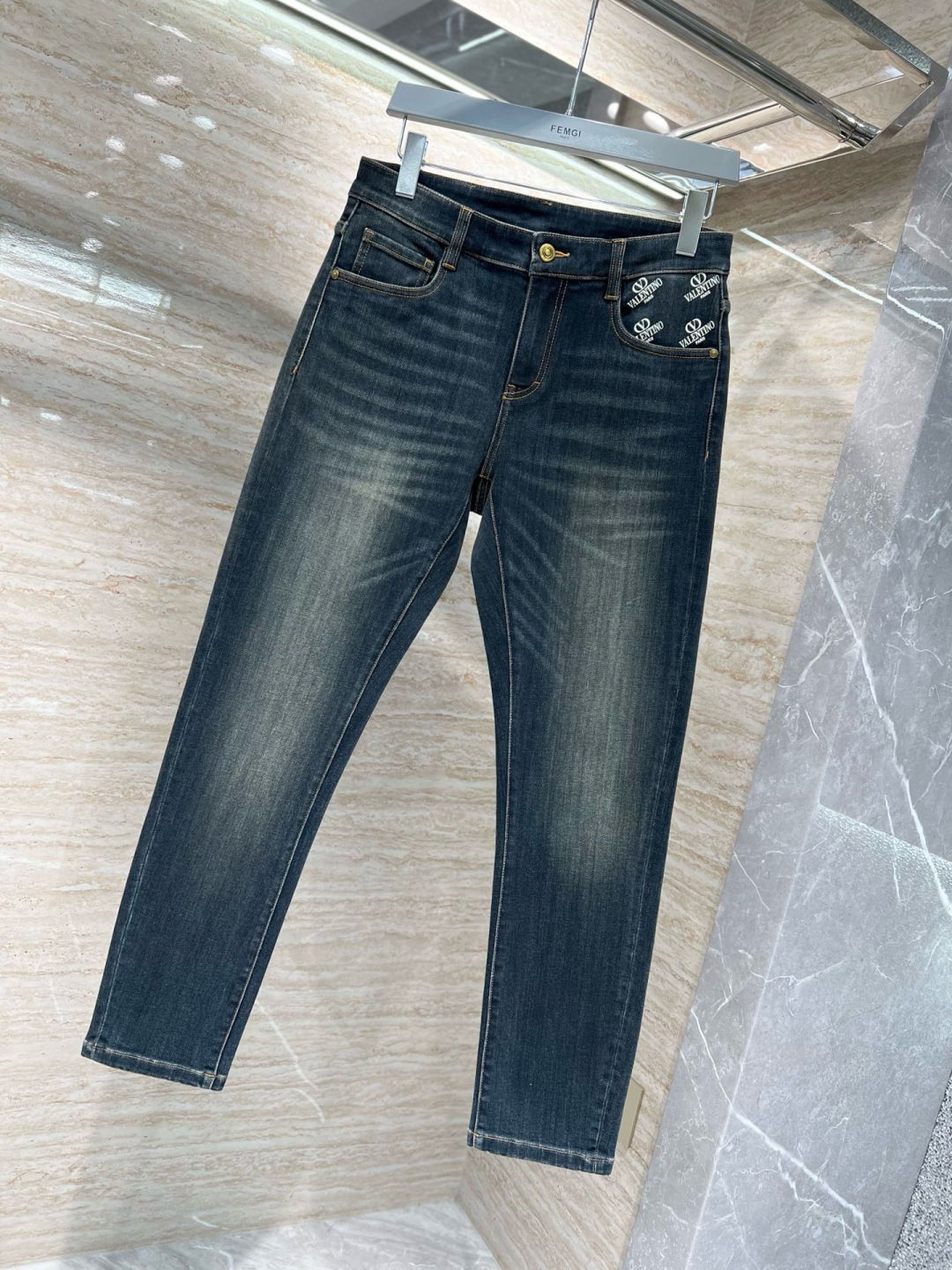 华伦天奴牛仔裤 𝟐𝟎𝟐𝟓秋冬上新高订欧货牛仔 现货供应 高端精梳棉面料 纳米洗水兰牛 码数: 𝟐𝟗-𝟑𝟖