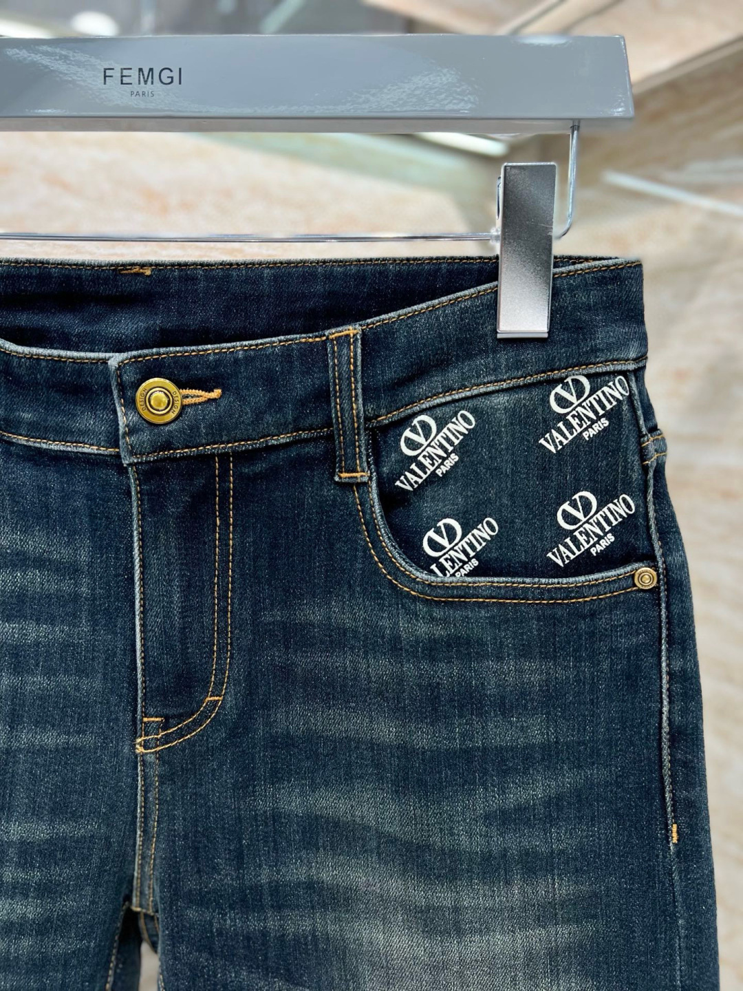 华伦天奴牛仔裤 𝟐𝟎𝟐𝟓秋冬上新高订欧货牛仔 现货供应 高端精梳棉面料 纳米洗水兰牛 码数: 𝟐𝟗-𝟑𝟖