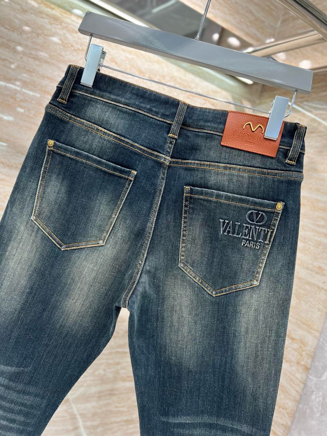 华伦天奴牛仔裤 𝟐𝟎𝟐𝟓秋冬上新高订欧货牛仔 现货供应 高端精梳棉面料 纳米洗水兰牛 码数: 𝟐𝟗-𝟑𝟖