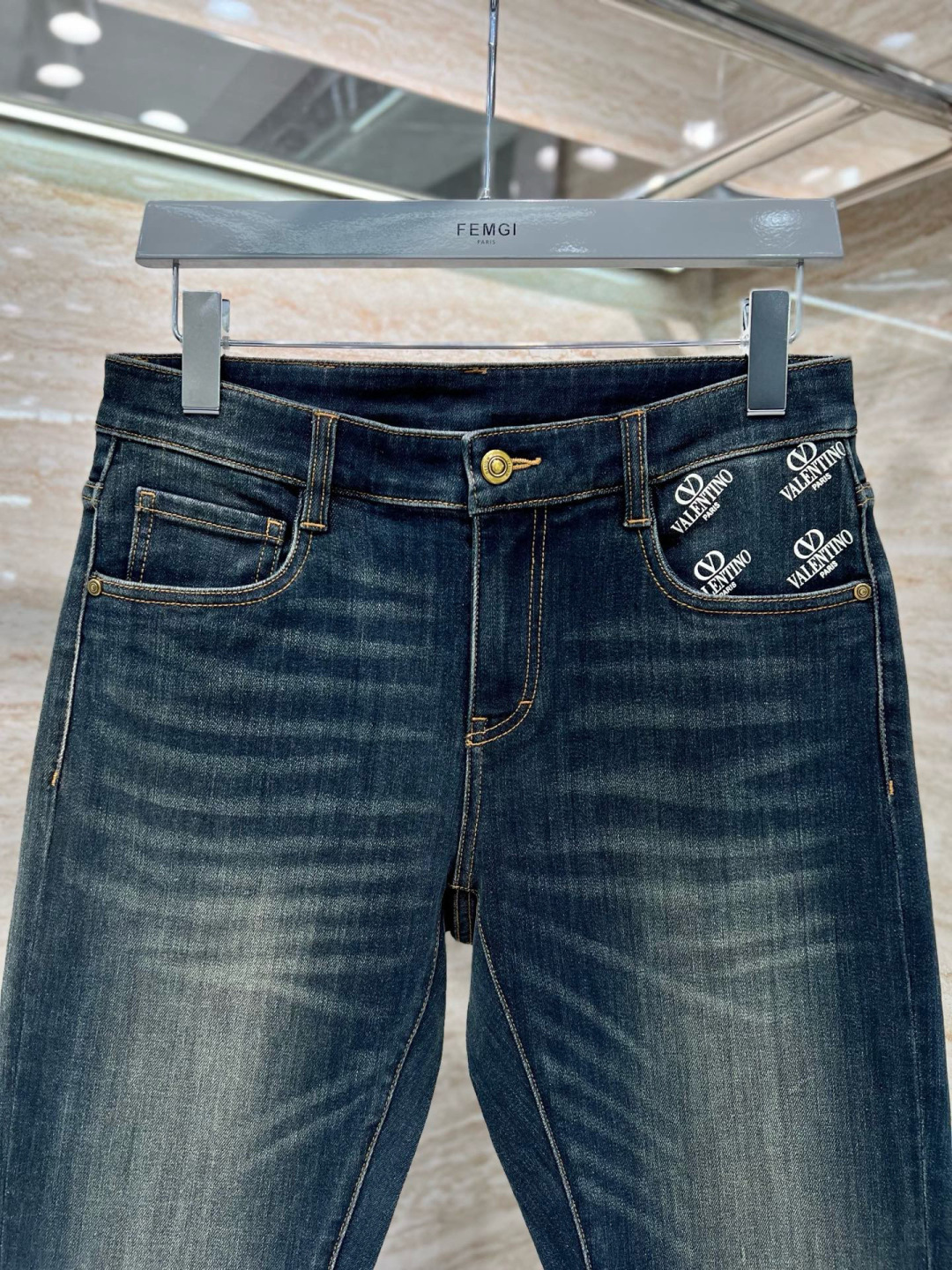 华伦天奴牛仔裤 𝟐𝟎𝟐𝟓秋冬上新高订欧货牛仔 现货供应 高端精梳棉面料 纳米洗水兰牛 码数: 𝟐𝟗-𝟑𝟖