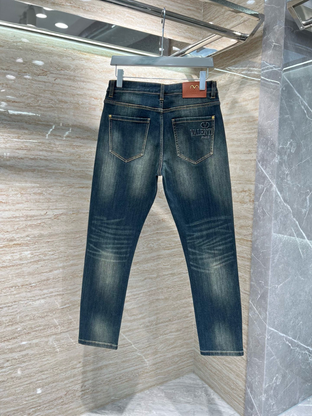 华伦天奴牛仔裤 𝟐𝟎𝟐𝟓秋冬上新高订欧货牛仔 现货供应 高端精梳棉面料 纳米洗水兰牛 码数: 𝟐𝟗-𝟑𝟖