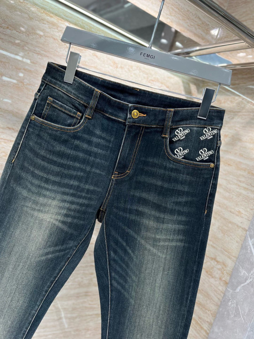 华伦天奴牛仔裤 𝟐𝟎𝟐𝟓秋冬上新高订欧货牛仔 现货供应 高端精梳棉面料 纳米洗水兰牛 码数: 𝟐𝟗-𝟑𝟖