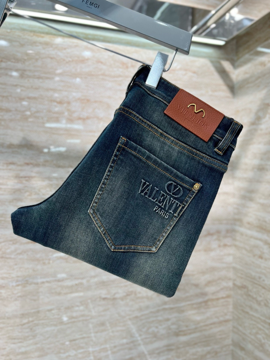 华伦天奴牛仔裤 𝟐𝟎𝟐𝟓秋冬上新高订欧货牛仔 现货供应 高端精梳棉面料 纳米洗水兰牛 码数: 𝟐𝟗-𝟑𝟖