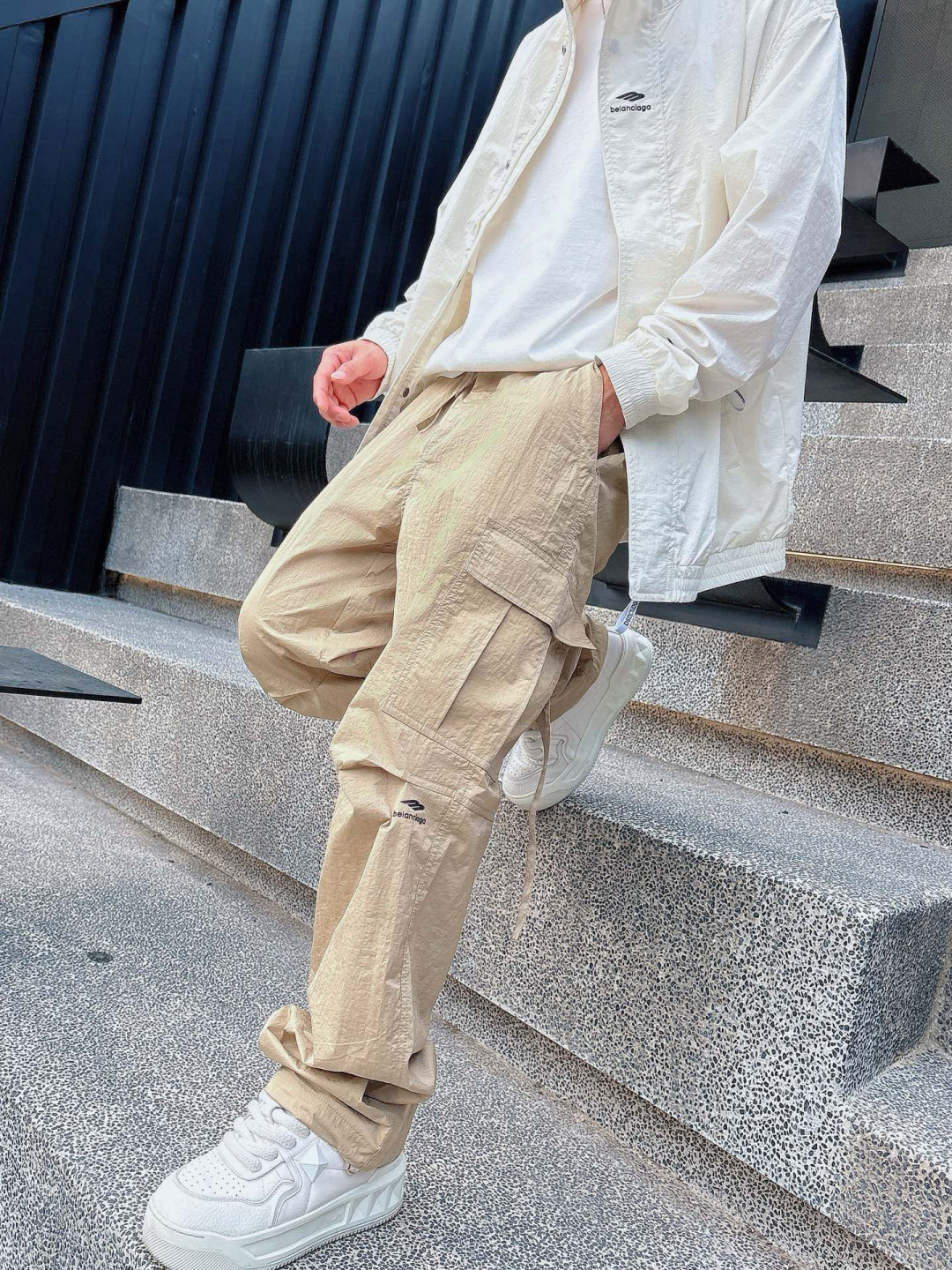 巴黎工装裤季度：2025夏款尺码： M-3XL 版型： 直筒休闲裤工艺：侧边做大口袋设计 潮流时尚🎉