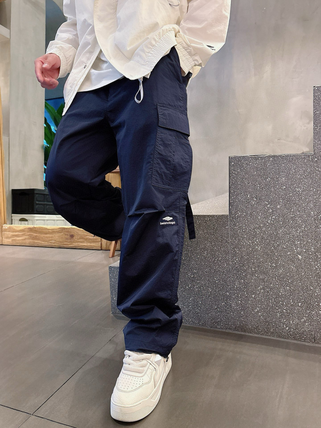 巴黎工装裤季度：2025夏款尺码： M-3XL 版型： 直筒休闲裤工艺：侧边做大口袋设计 潮流时尚🎉