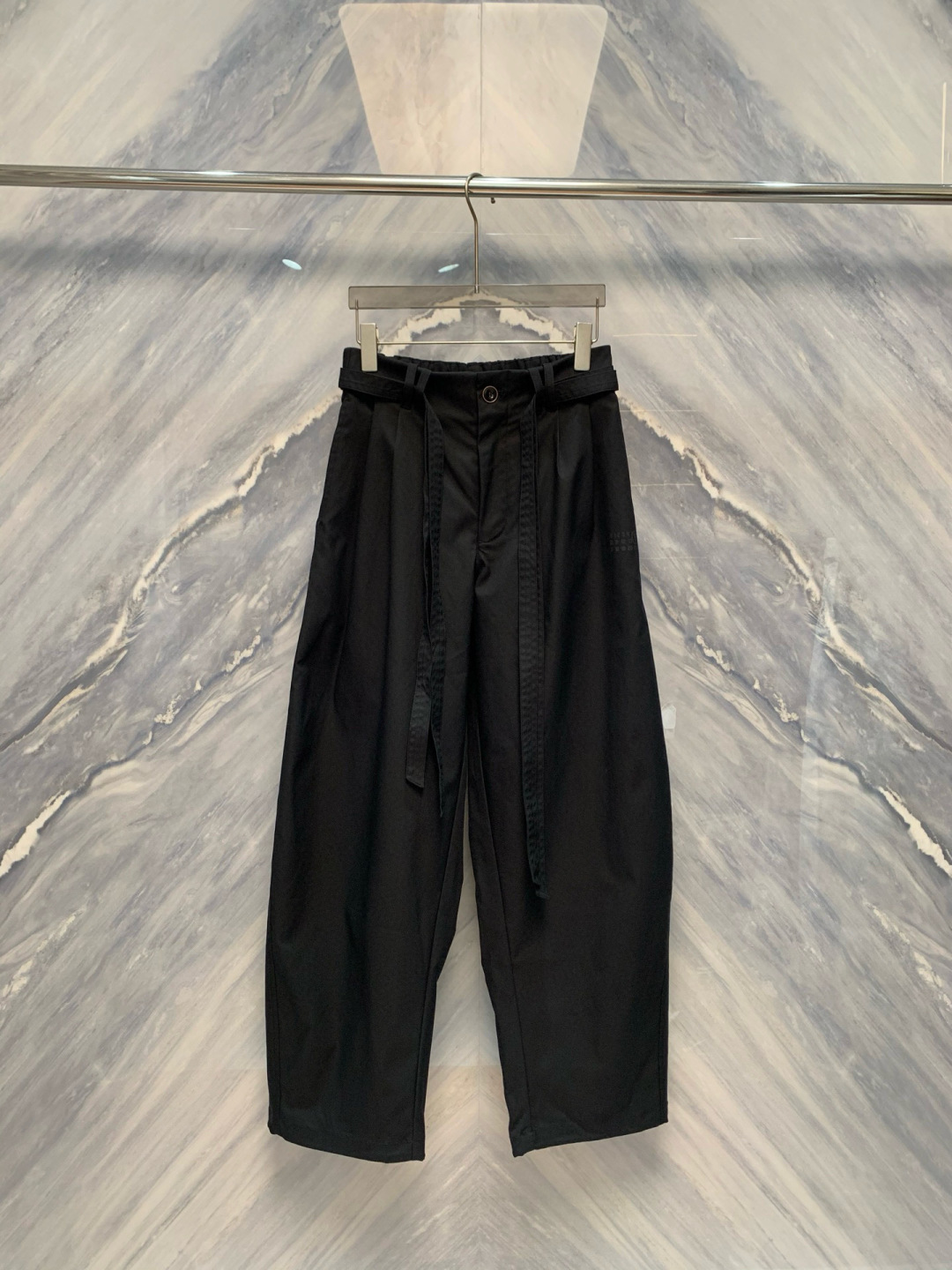 介绍一下这一款OU柜台限定发售男士户外运动防风防雨抽绳运动机能长裤的细节，标题，文案，要求介绍的特别高级