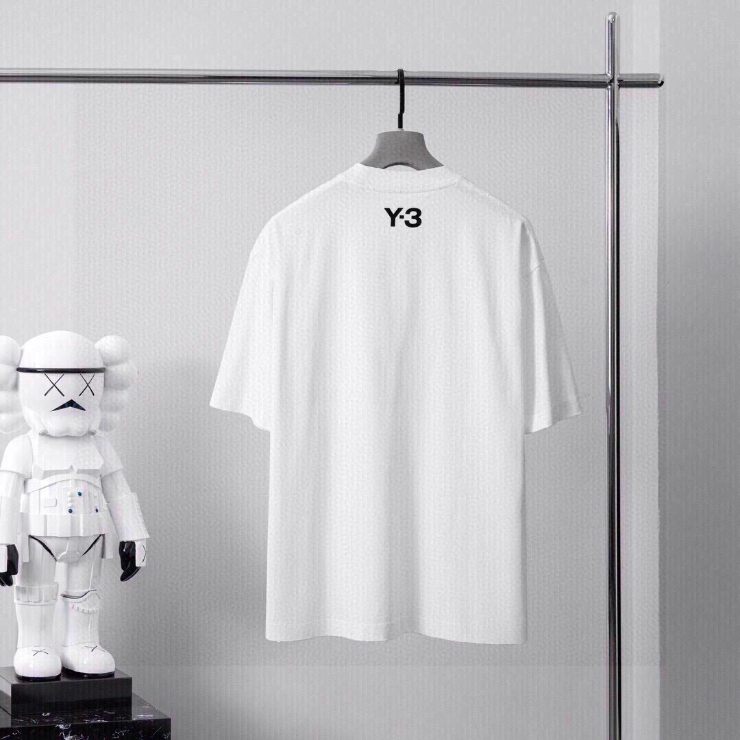 品牌：Y3季度：2025春夏颜色：黑色 白色尺码：S～XL版型：微阔大落肩版 短袖T重量：245克重 3