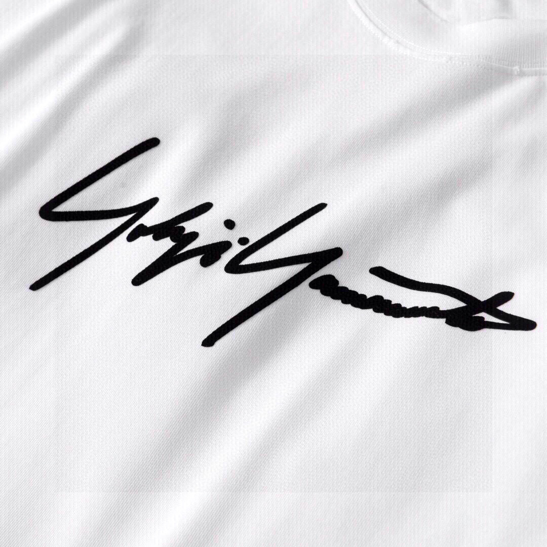 品牌：Y3季度：2025春夏颜色：黑色 白色尺码：S～XL版型：微阔大落肩版 短袖T重量：245克重 3