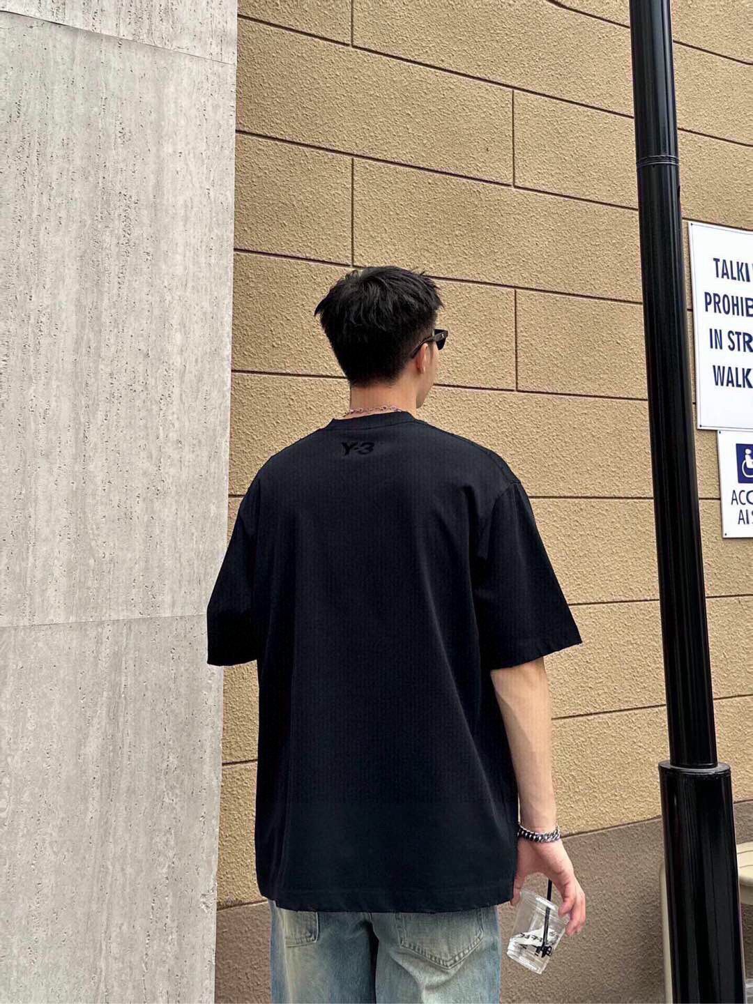 品牌：Y3季度：2025春夏颜色：黑色 白色尺码：S～XL版型：微阔大落肩版 短袖T重量：245克重 3