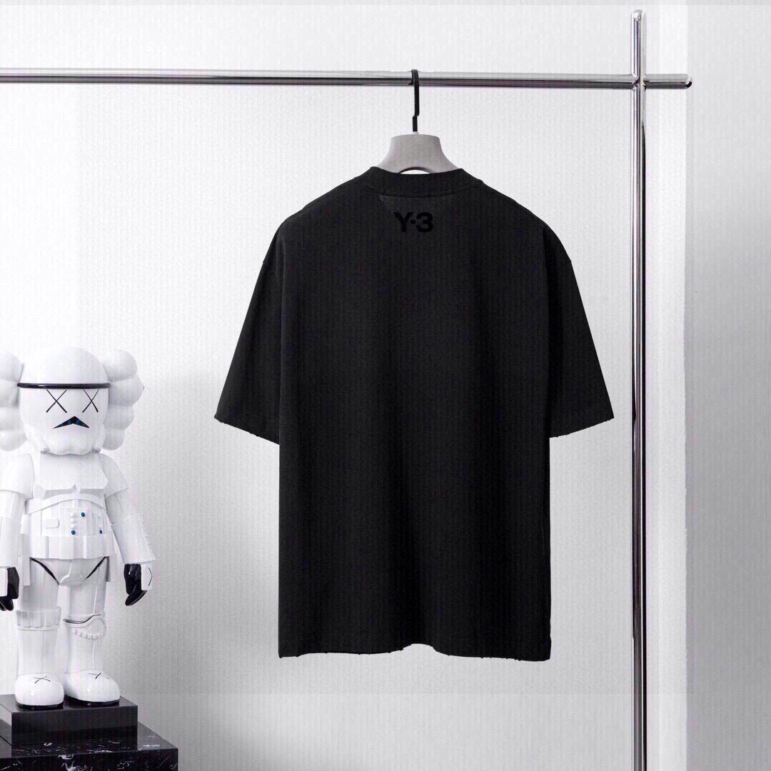 品牌：Y3季度：2025春夏颜色：黑色 白色尺码：S～XL版型：微阔大落肩版 短袖T重量：245克重 3