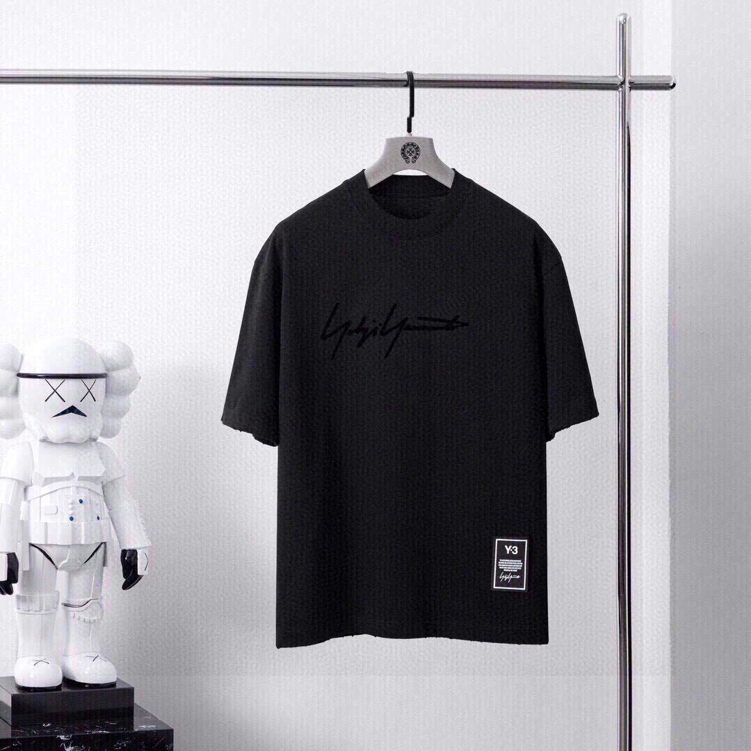 品牌：Y3季度：2025春夏颜色：黑色 白色尺码：S～XL版型：微阔大落肩版 短袖T重量：245克重 3