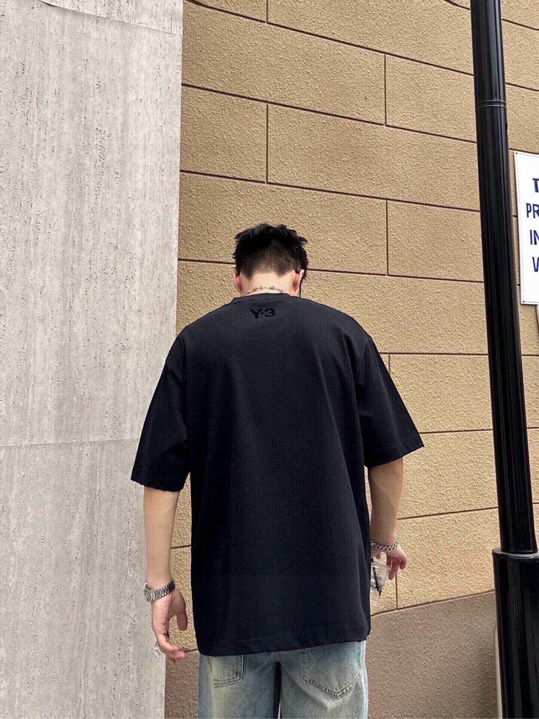 品牌：Y3季度：2025春夏颜色：黑色 白色尺码：S～XL版型：微阔大落肩版 短袖T重量：245克重 3