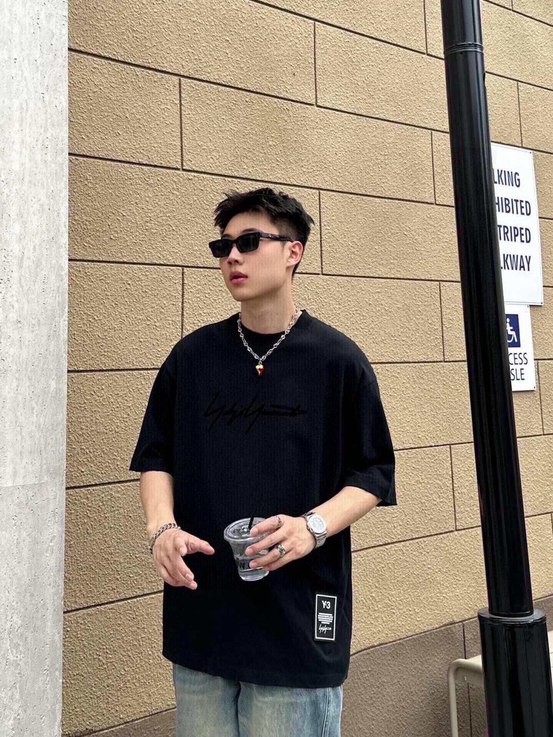 品牌：Y3季度：2025春夏颜色：黑色 白色尺码：S～XL版型：微阔大落肩版 短袖T重量：245克重 3