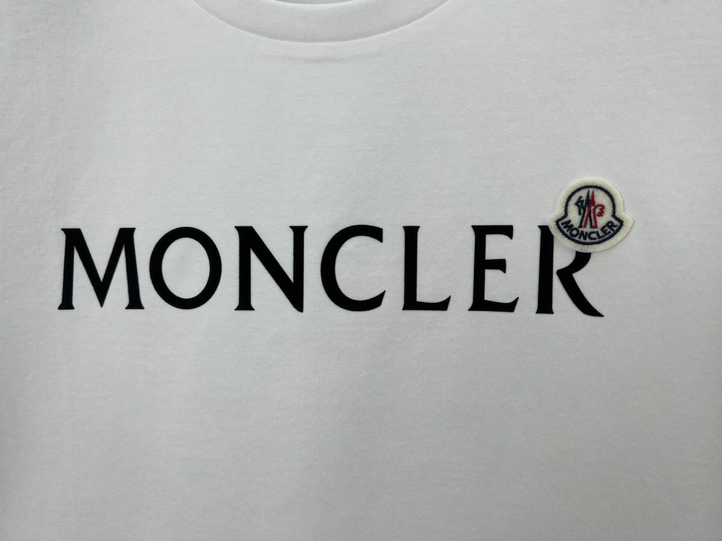 Moncler 春夏男装正面饰品牌字母植绒logo短袖T恤，胸前字母由植绒印花设计加以经典毡艺刺绣章仔徽