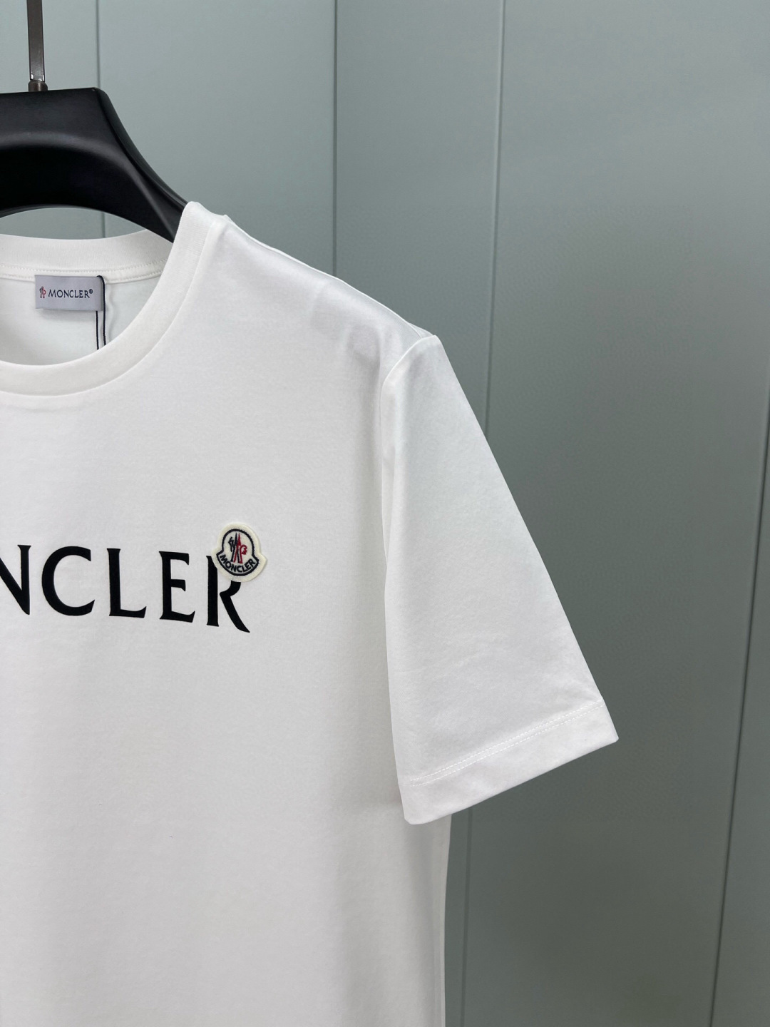 Moncler 春夏男装正面饰品牌字母植绒logo短袖T恤，胸前字母由植绒印花设计加以经典毡艺刺绣章仔徽