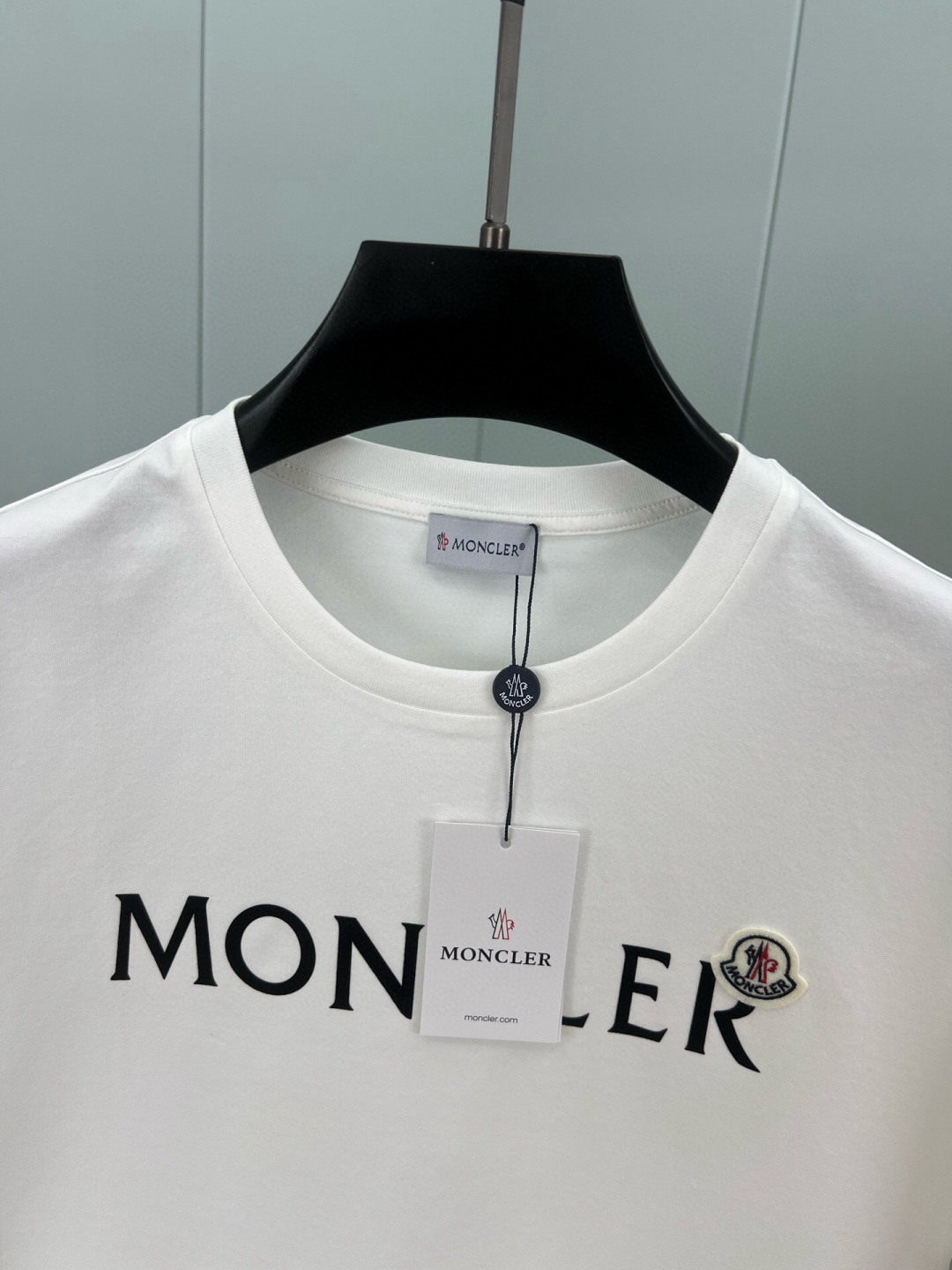 Moncler 春夏男装正面饰品牌字母植绒logo短袖T恤，胸前字母由植绒印花设计加以经典毡艺刺绣章仔徽