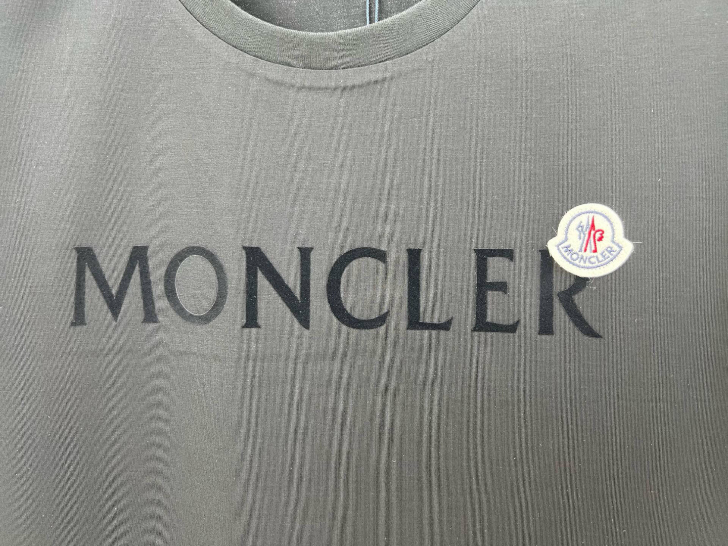 Moncler 春夏男装正面饰品牌字母植绒logo短袖T恤，胸前字母由植绒印花设计加以经典毡艺刺绣章仔徽