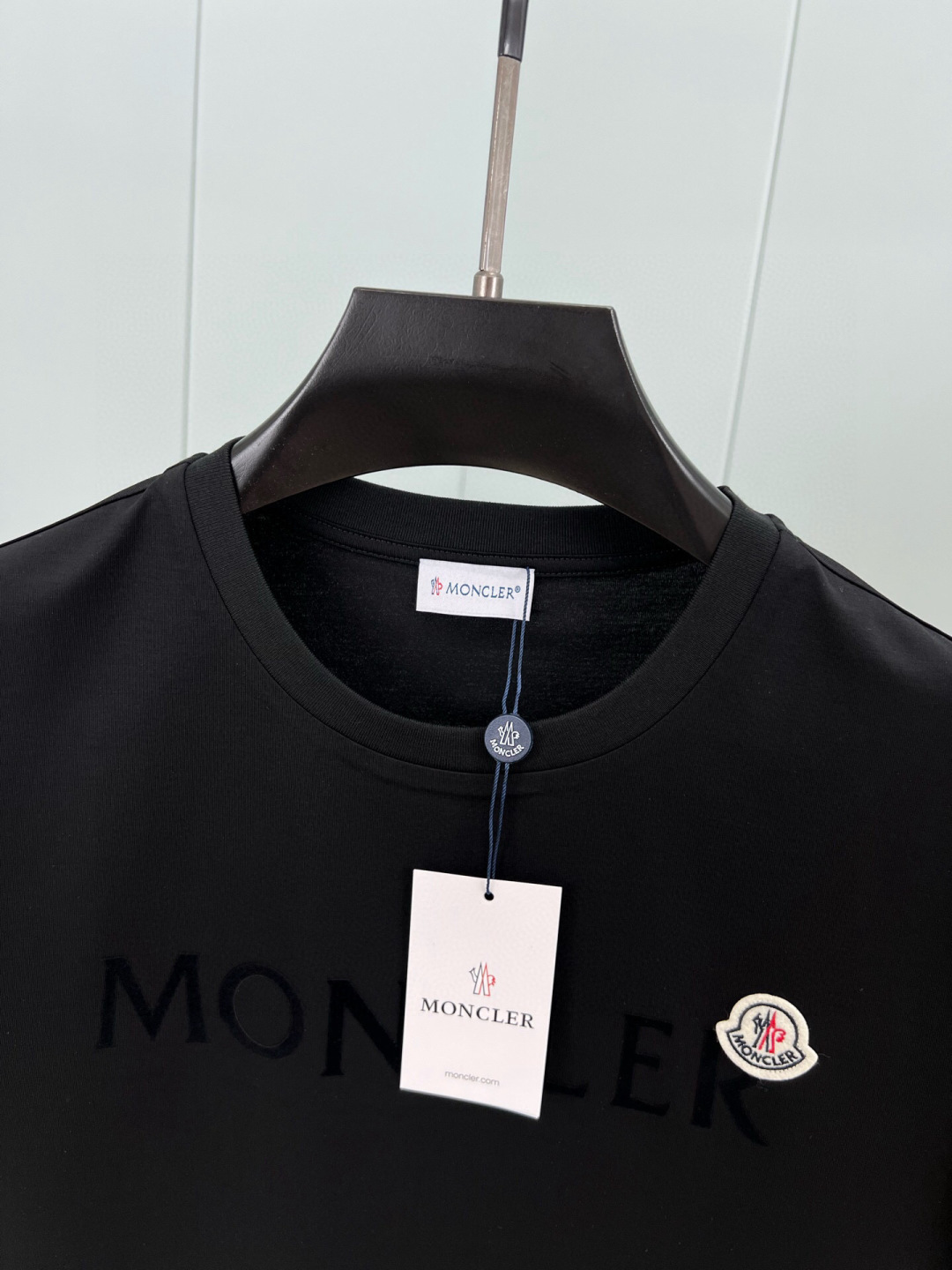 Moncler 春夏男装正面饰品牌字母植绒logo短袖T恤，胸前字母由植绒印花设计加以经典毡艺刺绣章仔徽