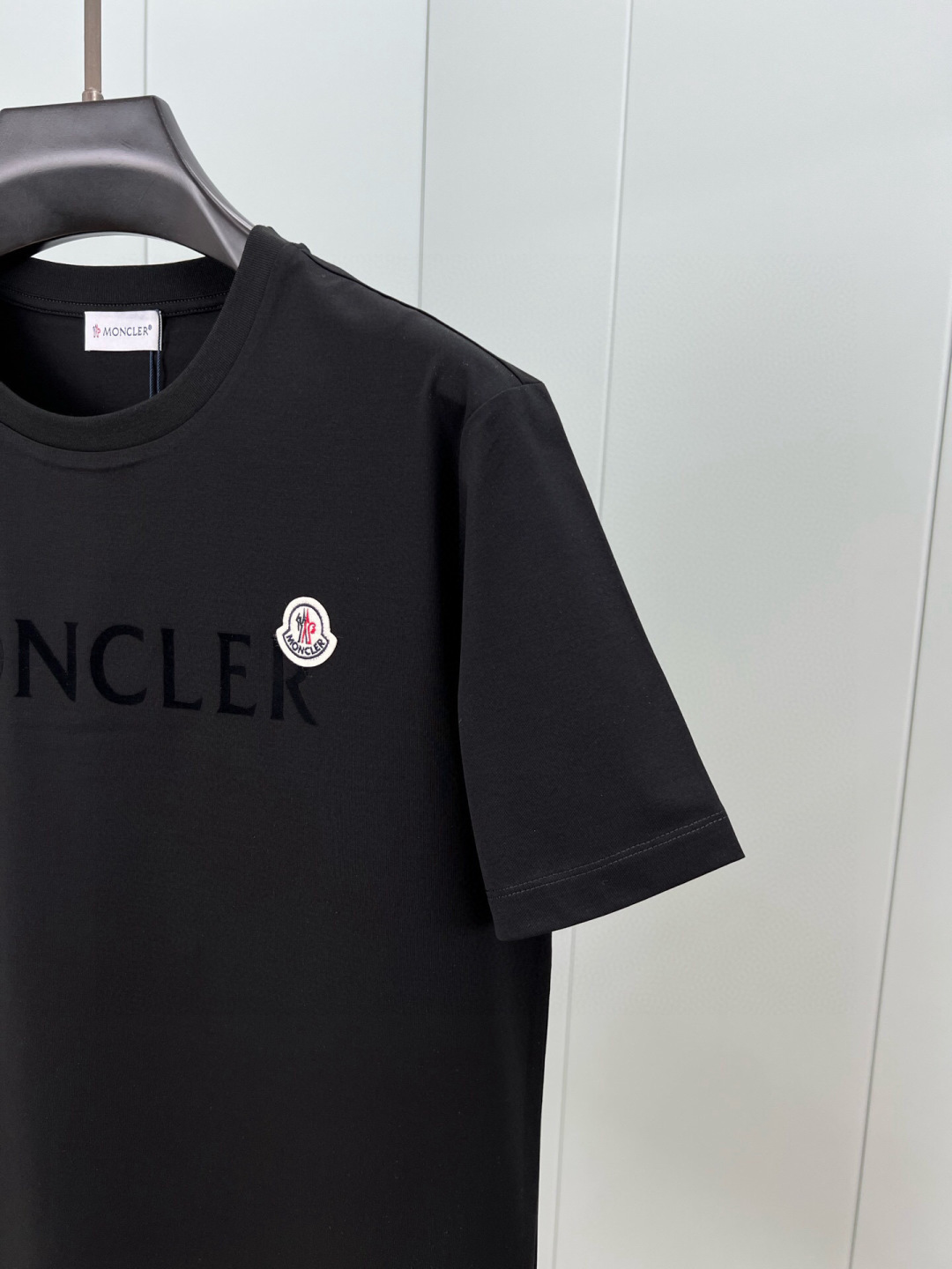 Moncler 春夏男装正面饰品牌字母植绒logo短袖T恤，胸前字母由植绒印花设计加以经典毡艺刺绣章仔徽