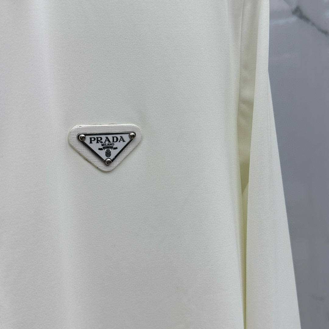 🆕Prada普拉达 2025秋冬新品发布⌚️🔥潮品休闲衬衫，定义高端产品 3D立体制版、贴身舒适，欧洲标