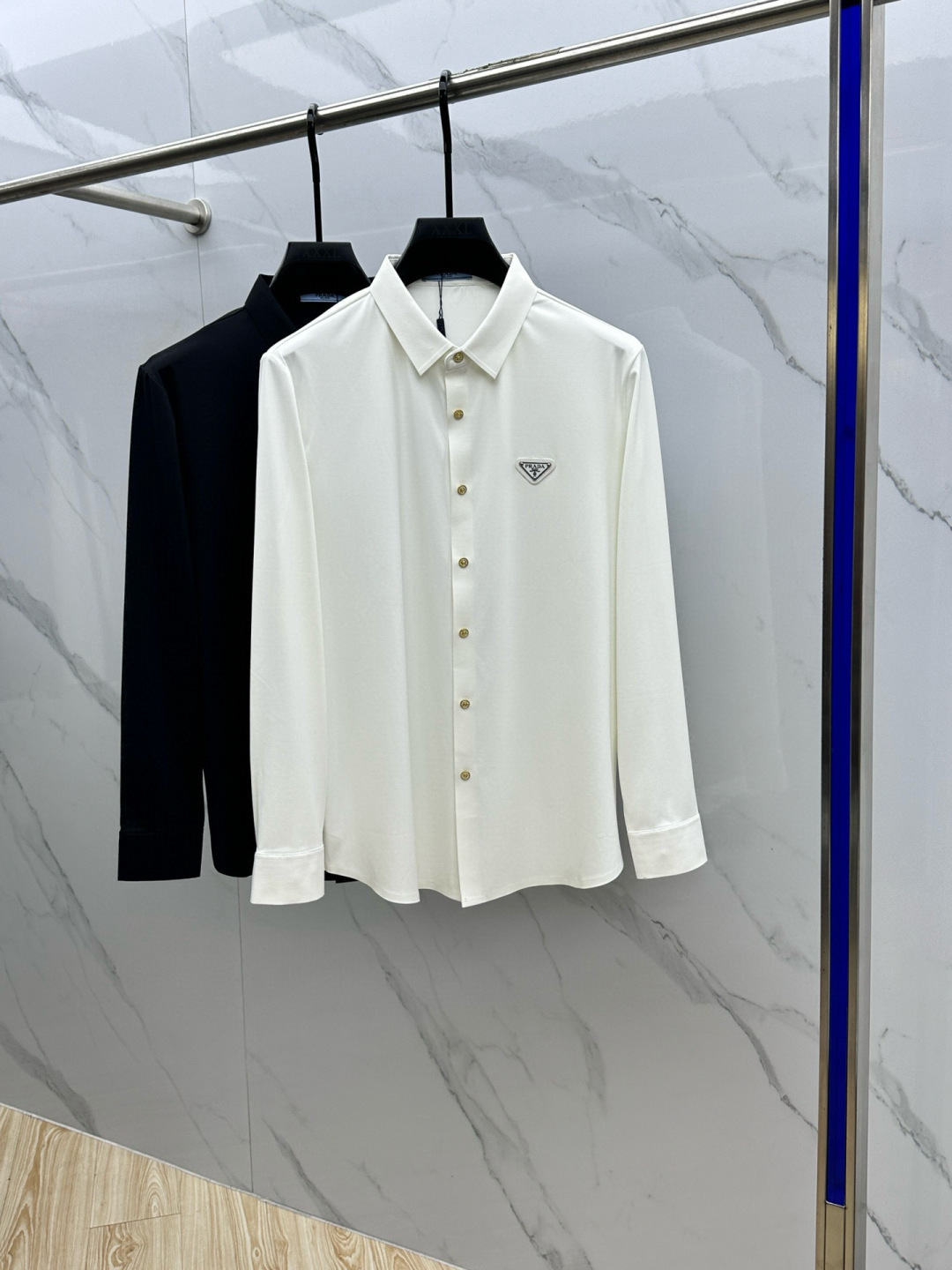 🆕Prada普拉达 2025秋冬新品发布⌚️🔥潮品休闲衬衫，定义高端产品 3D立体制版、贴身舒适，欧洲标