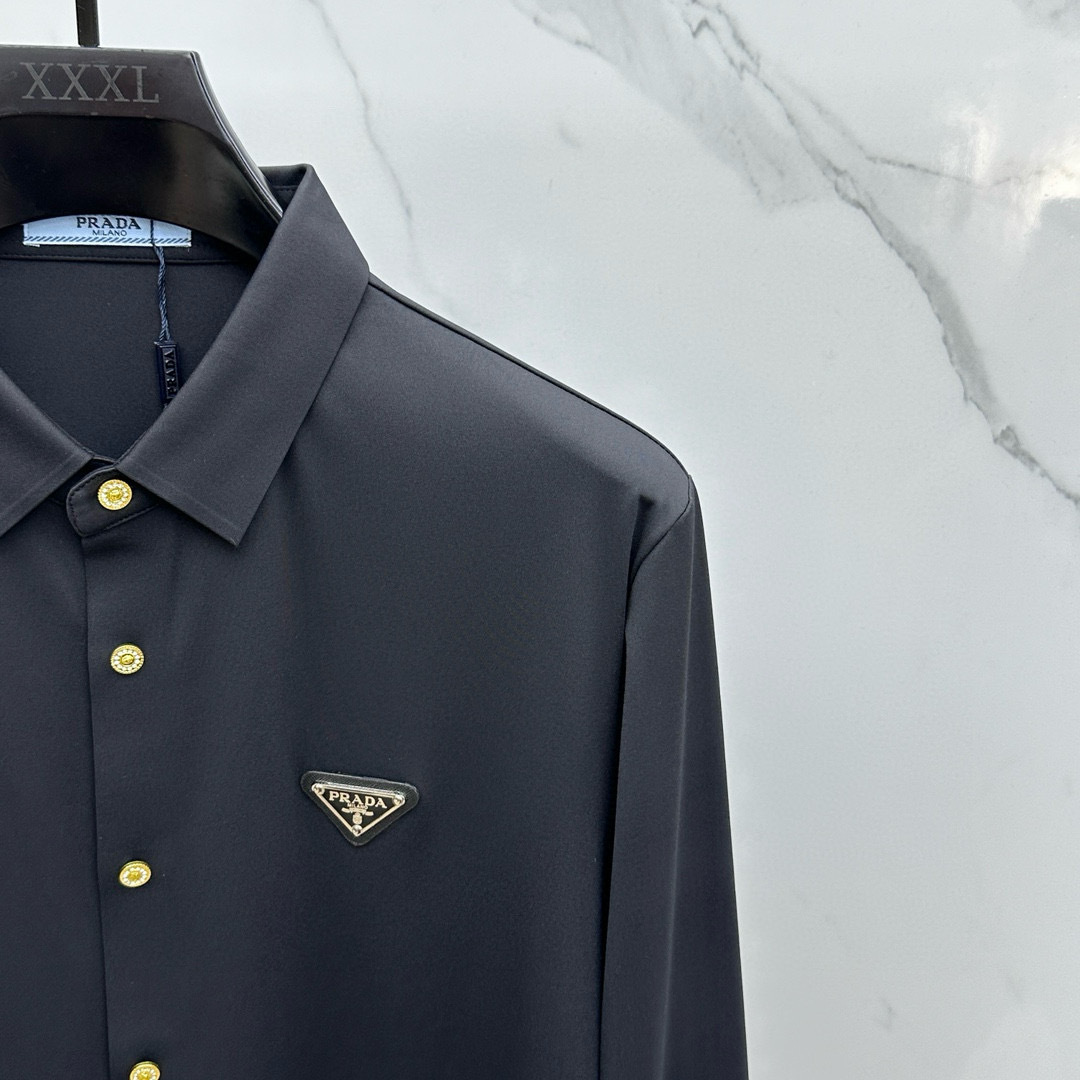 🆕Prada普拉达 2025秋冬新品发布⌚️🔥潮品休闲衬衫，定义高端产品 3D立体制版、贴身舒适，欧洲标