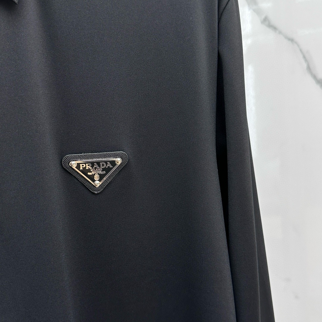 🆕Prada普拉达 2025秋冬新品发布⌚️🔥潮品休闲衬衫，定义高端产品 3D立体制版、贴身舒适，欧洲标