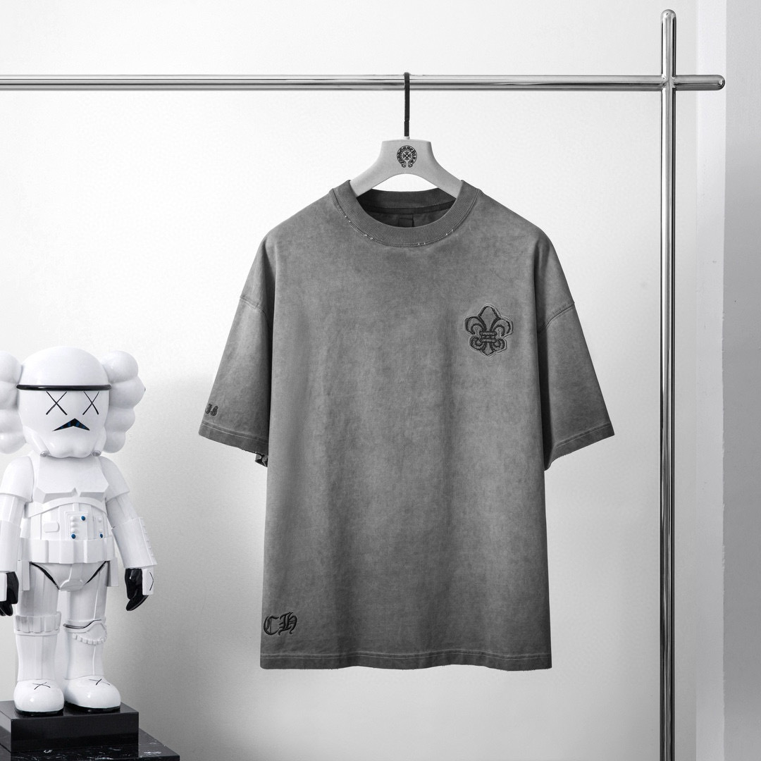 品牌：CH克家季度：2025秋冬颜色：黑色 冷卡其 灰色尺码：S-XXL版型：宽松版 短袖T重量：390