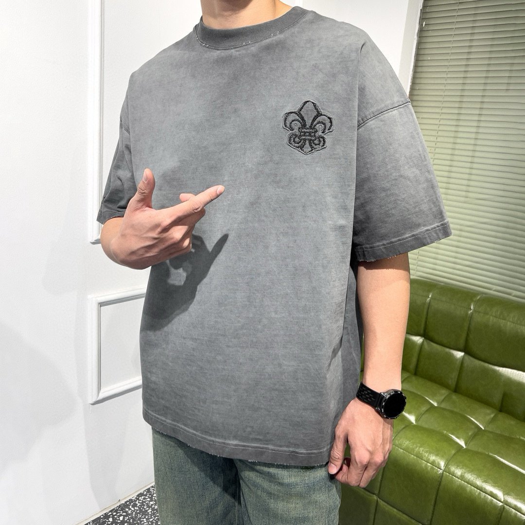 品牌：CH克家季度：2025秋冬颜色：黑色 冷卡其 灰色尺码：S-XXL版型：宽松版 短袖T重量：390