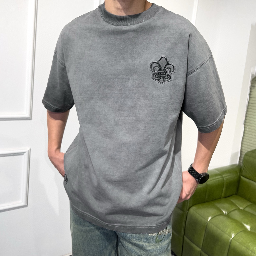 品牌：CH克家季度：2025秋冬颜色：黑色 冷卡其 灰色尺码：S-XXL版型：宽松版 短袖T重量：390