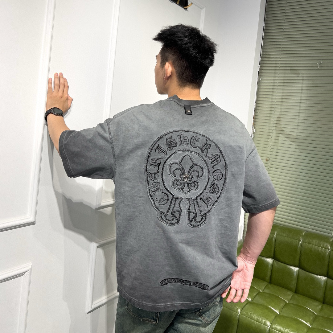 品牌：CH克家季度：2025秋冬颜色：黑色 冷卡其 灰色尺码：S-XXL版型：宽松版 短袖T重量：390