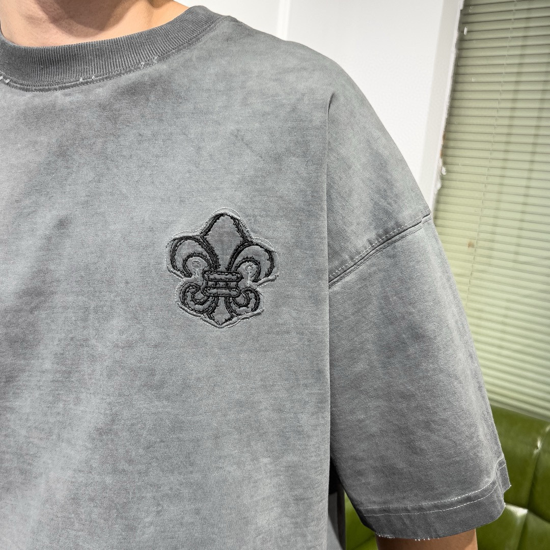 品牌：CH克家季度：2025秋冬颜色：黑色 冷卡其 灰色尺码：S-XXL版型：宽松版 短袖T重量：390