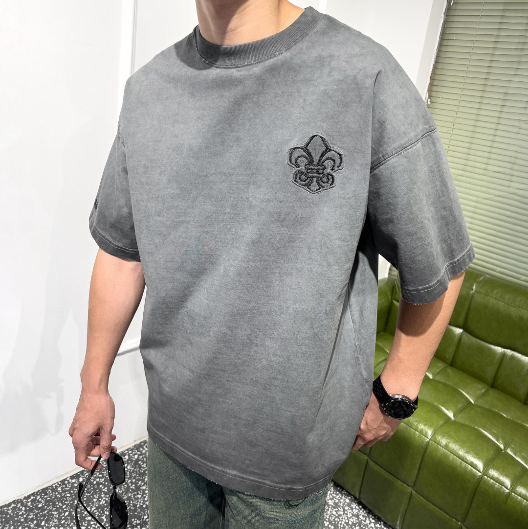 品牌：CH克家季度：2025秋冬颜色：黑色 冷卡其 灰色尺码：S-XXL版型：宽松版 短袖T重量：390