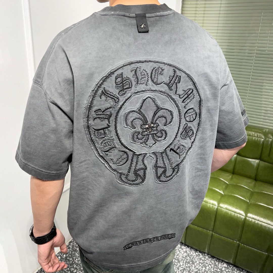 品牌：CH克家季度：2025秋冬颜色：黑色 冷卡其 灰色尺码：S-XXL版型：宽松版 短袖T重量：390