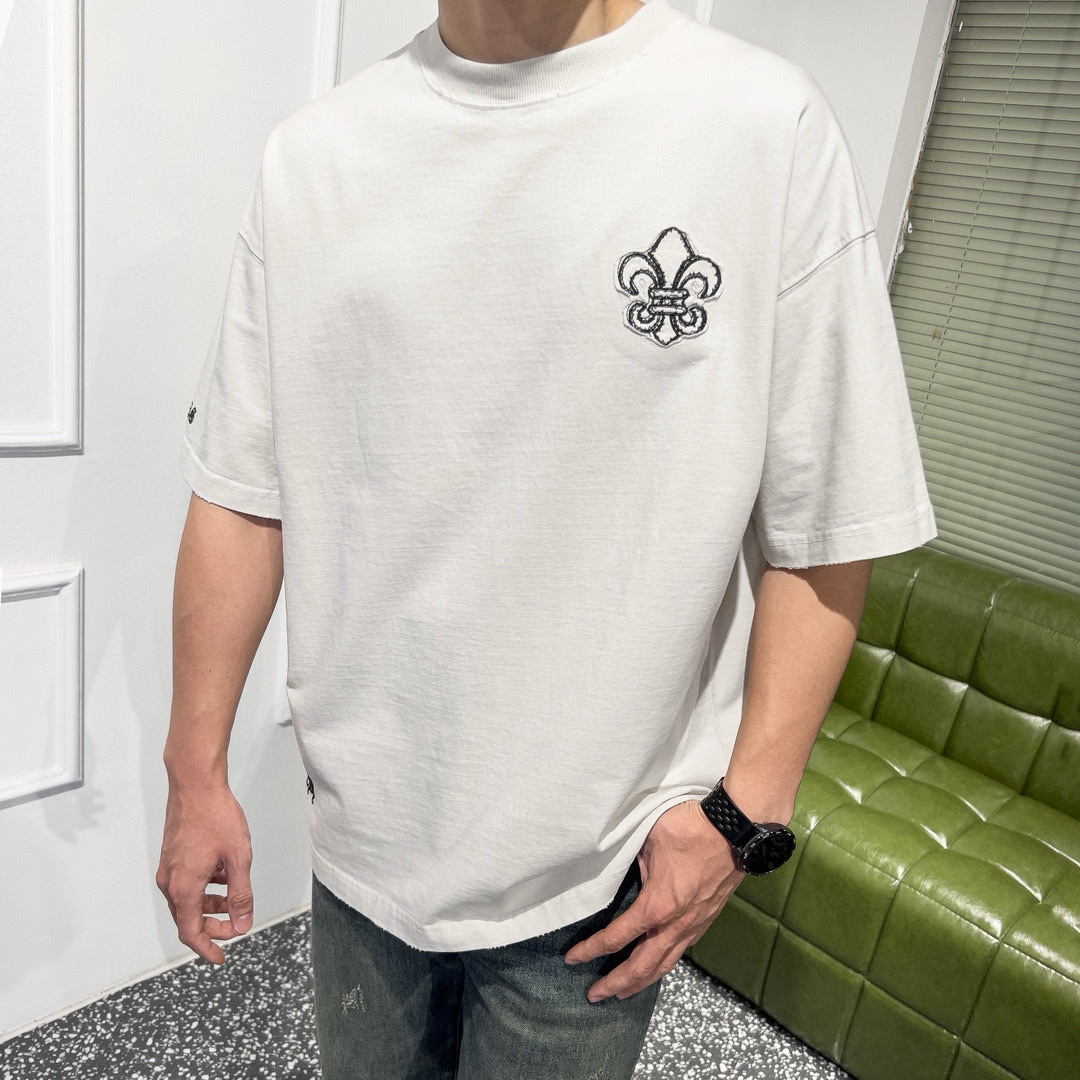 品牌：CH克家季度：2025秋冬颜色：黑色 冷卡其 灰色尺码：S-XXL版型：宽松版 短袖T重量：390