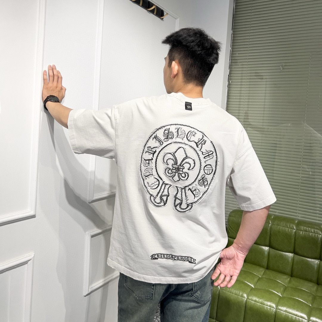 品牌：CH克家季度：2025秋冬颜色：黑色 冷卡其 灰色尺码：S-XXL版型：宽松版 短袖T重量：390