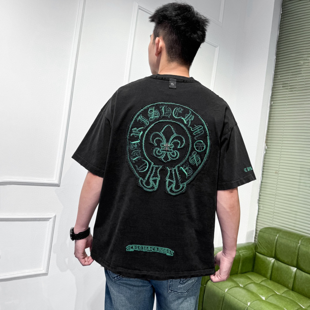 品牌：CH克家季度：2025秋冬颜色：黑色 冷卡其 灰色尺码：S-XXL版型：宽松版 短袖T重量：390