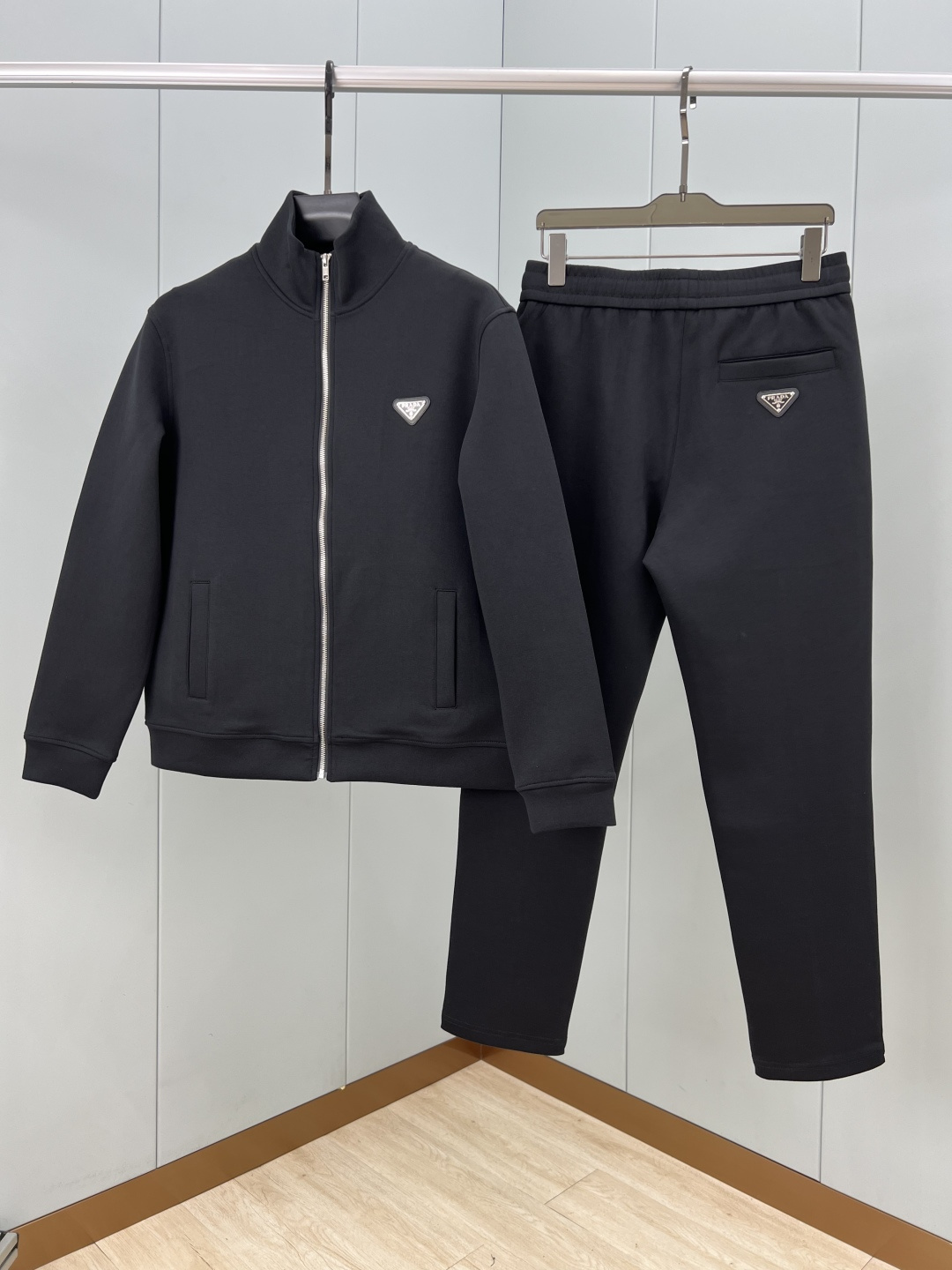 Prada.普拉达 25秋冬新品饰涂珐琅金属三角形徽标针织休闲长裤，正面两侧裤腿中位线条设计，背面袋口装